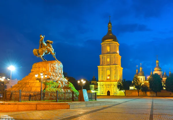 Monument to hetman of Ukraine Bogdan Khmelnitsky and Saint Sophi — Stock Photo, Image