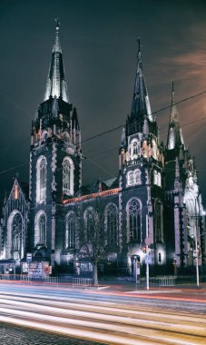 Aziz Kilisesi 'nin dramatik manzarası. Elizabeth ve Olha gece Lviv 'de. Ukrayna, Lvov.