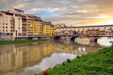 Gün batımında Floransa 'daki Arno Nehri' nin üzerindeki Corridoio Vasariano ile Ponte Vecchio Köprüsü 'nün güzel manzarası. Toskana, İtalya                             