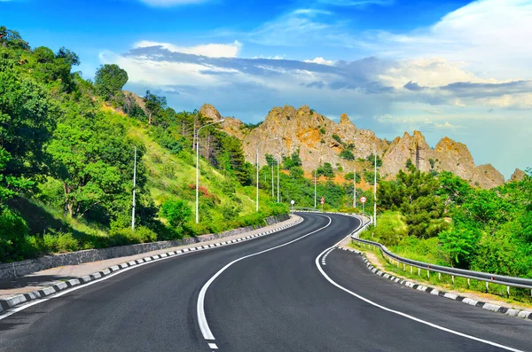 Resimli Dağ Yolu Güneşli Bir Günde Karadeniz Kıyısındaki Kırım Dağlarından — Stok fotoğraf