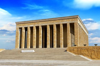Ankara, Türkiye - 15 Ekim 2017: Güneşli bir günde mavi gökyüzüne karşı Türkiye 'nin başkenti Ankara' daki Atatürk Anıtmezarının anıtsal manzarası