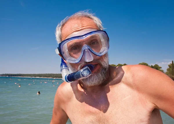 Ein Mann mit Maske und Schnorchel zum Schwimmen — Stockfoto