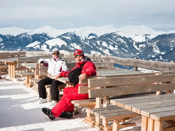 Ein älteres Paar fährt im Hintergrund Ski. kaprun - mais — Stockfoto