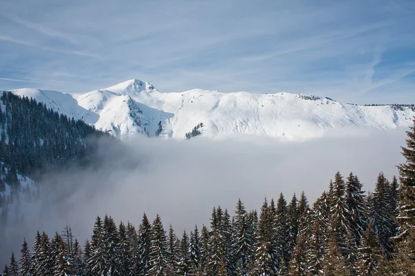 Hory pod sněhem. Ski resort zell am vidět. Rakousko — Stock fotografie