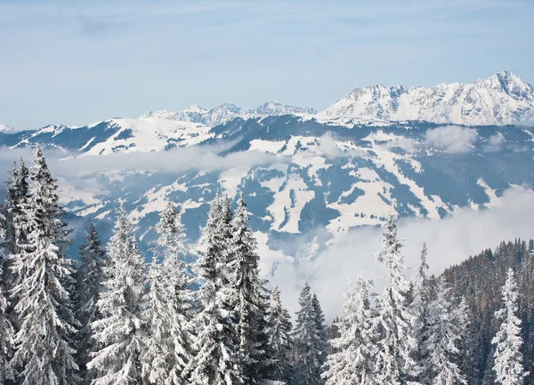 雪下的山。滑雪度假村喜来。奥地利 — 图库照片