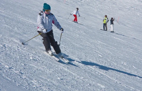 Uma mulher está esquiando em uma estância de esqui — Fotografia de Stock