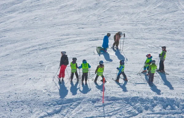 Instruktör för skidåkning med en grupp barn — Stockfoto