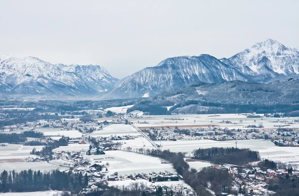 Panorama di Salisburgo e delle sue periferie durante l'inverno. Austria — Foto Stock