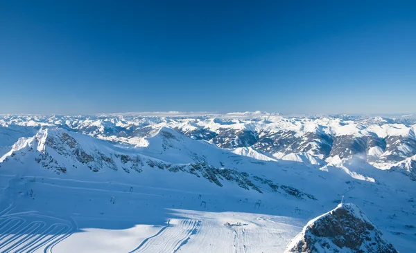Pistas en Kitzsteinhorn estación de esquí cerca de Kaprun, Alpes austriacos — Foto de Stock