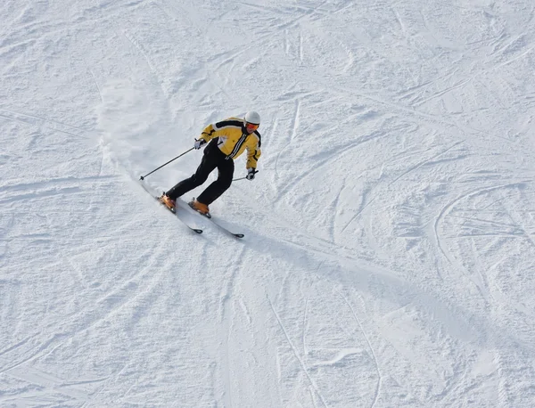 Un homme skie dans une station de ski — Photo