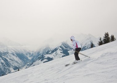 bir kadın bir Kayak Merkezi Kayak yapıyor. Ski resort zell am bakın. Avusturya