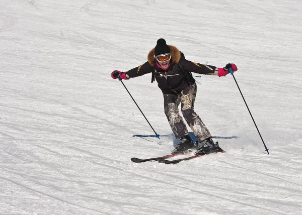 Kvinnan skidåkning vid en skidorten Sölden — Stockfoto