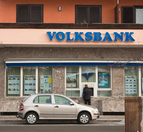 Byggnaden av banken "volksbank" i staden Zell am se. — Stockfoto