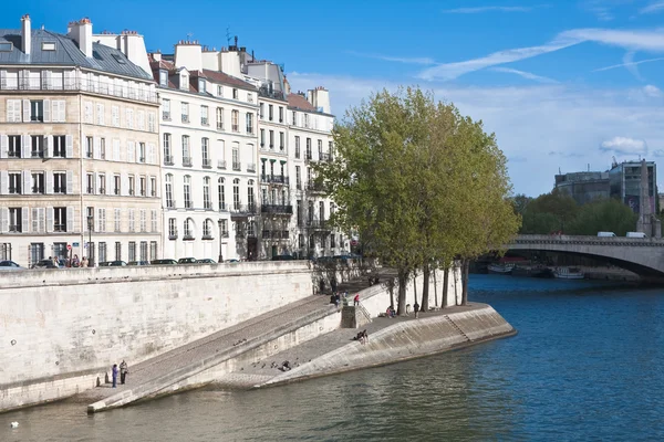 Paris. Embankment of the river Seine — Stock Photo, Image