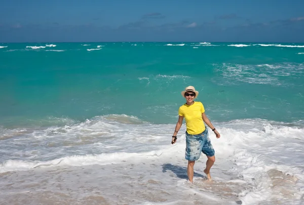 Mooi meisje op het strand — Stockfoto