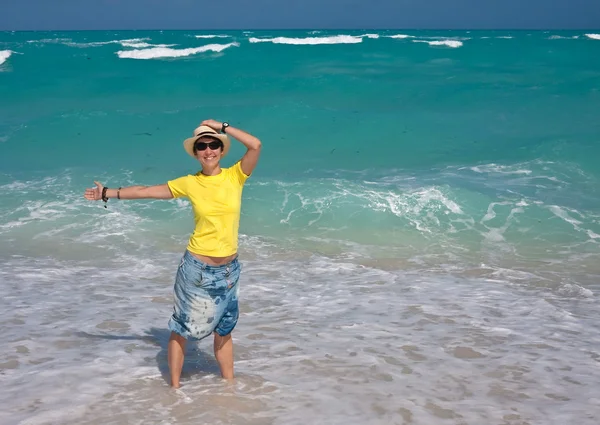 Schöne Mädchen am Strand — Stockfoto