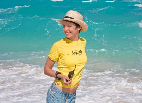 Menina bonita na praia — Fotografia de Stock