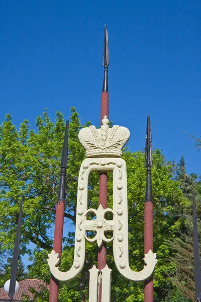 Monograma de Alejandro II en la cerca de la casa-museo. Plev. — Foto de Stock