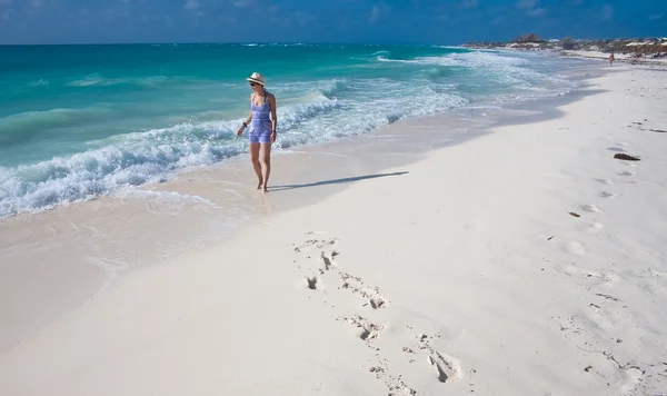 Mooi meisje op het strand — Stockfoto