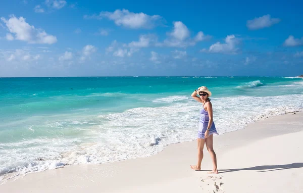 Mooi meisje op het strand — Stockfoto