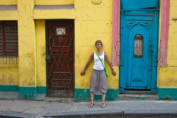Турист на вулиці Гавани. Куби — стокове фото