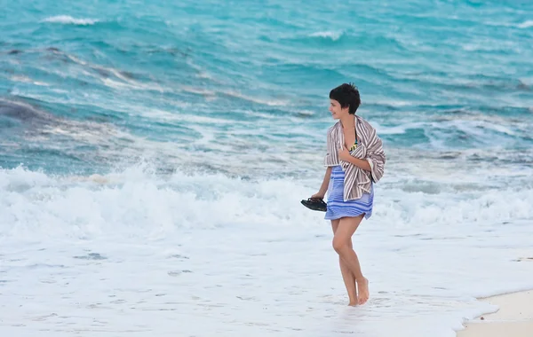 해변에 있는 소녀 — 스톡 사진