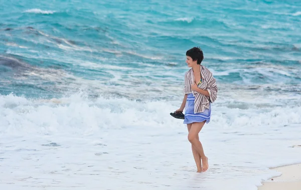 La chica en la playa —  Fotos de Stock