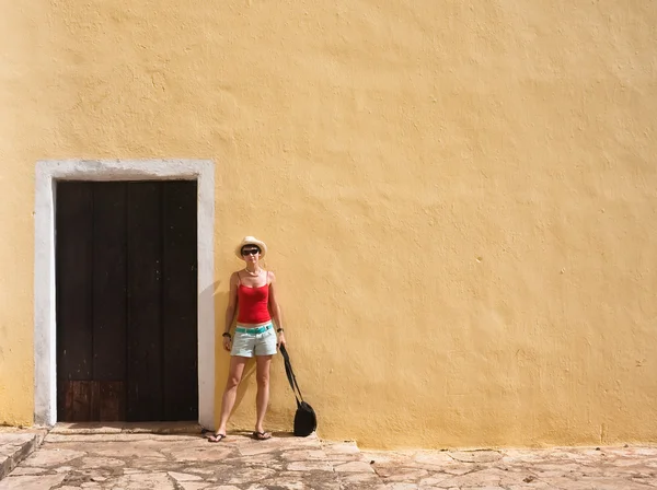 Chica en el fondo de la pared —  Fotos de Stock