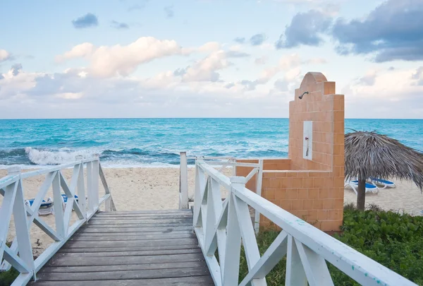 A praia no oceano. A ilha de Cayo Guillermo. Cuba — Fotografia de Stock