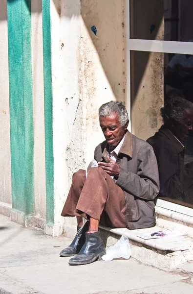 Пожилой человек на городской улице, Куба — стоковое фото