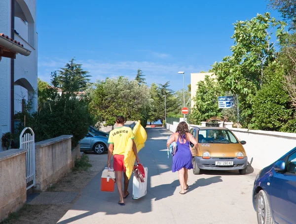Los turistas van a la playa. Croacia — Foto de Stock