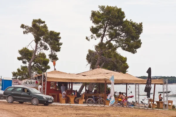 Sahilde deniz kenarında kafe — Stok fotoğraf