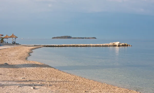 Sabahın erken saatlerinde plaj. Istria, fazana, Hırvatistan — Stok fotoğraf