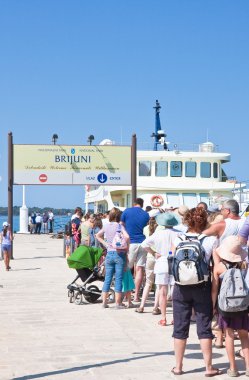 Gemiye binmeden önce yolcular. Fazana, Hırvatistan