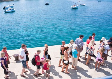 Gemiye binmeden önce yolcular. Fazana, Hırvatistan