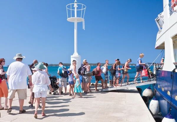 Passagiers vóór het aan boord van het schip. Fazana, Kroatië — Stockfoto