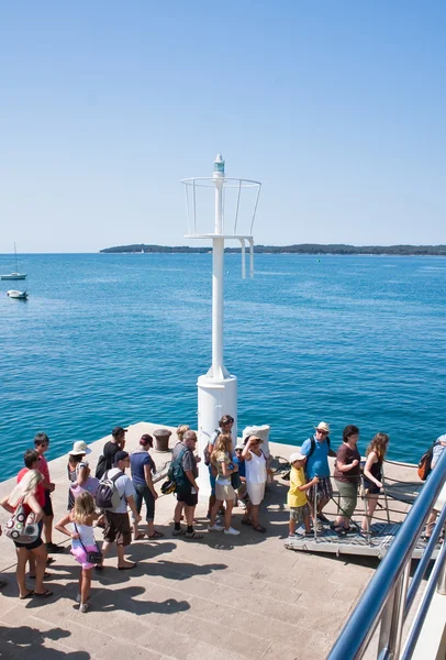 Passagiers aan boord van het schip. Fazana, Kroatië — Stockfoto