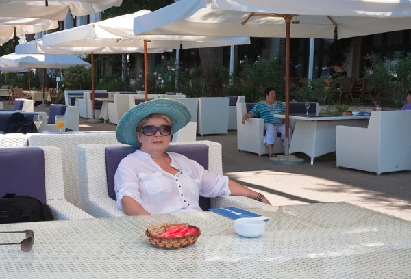 A mulher à mesa dos cafés de rua. Hotel "Neptun-Istra". Bi — Fotografia de Stock