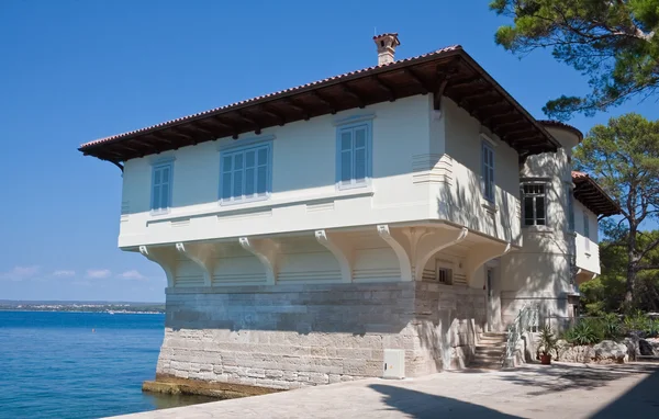 Casa en el Embankment. Gran Brijuni. Croacia — Foto de Stock