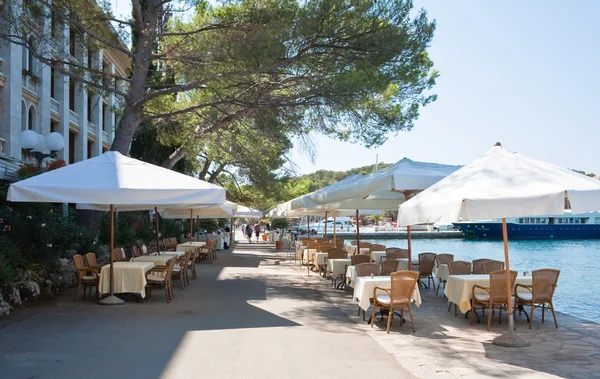Restaurangen på kusten. stora brijuni. Kroatien — Stockfoto