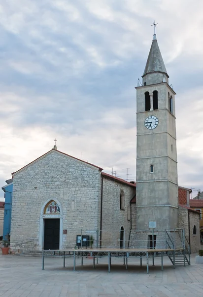 Cosmas och Damianus kyrka. staden fazana. Kroatien — Stockfoto