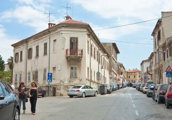 Rua no centro de Pula, CroáciaCroácia, Pula — Fotografia de Stock