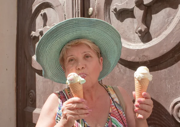 Mulher comendo sorvete — Fotografia de Stock