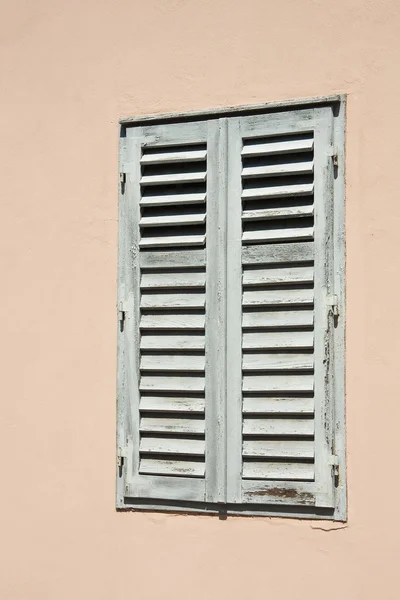 Una ventana con persianas —  Fotos de Stock