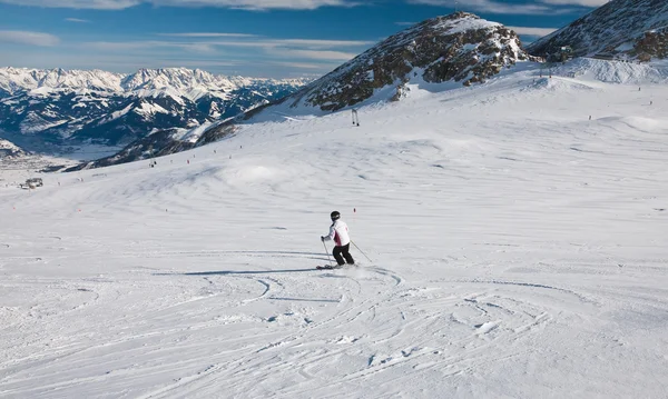 Bir kadın bir kayak merkezi-Kaprun kitzsteinhorn glaci Kayak — Stok fotoğraf