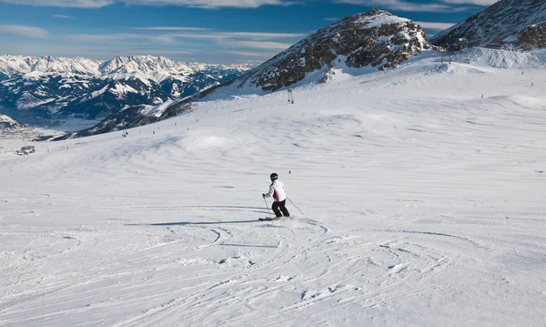 Una mujer está esquiando en una estación de esquí de Kaprun, Kitzsteinhorn glaci —  Fotos de Stock