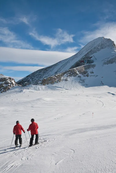 Kobieta jest jazda na nartach w ośrodku narciarskim Kaprun, kitzsteinhorn glaci — Zdjęcie stockowe