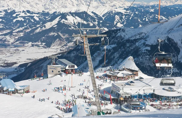 Una mujer está esquiando en una estación de esquí de Kaprun, Kitzsteinhorn glaci —  Fotos de Stock