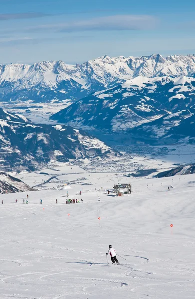 En kvinna skidåkning på en skidort i kaprun, kitzsteinhorn glaci — Stockfoto