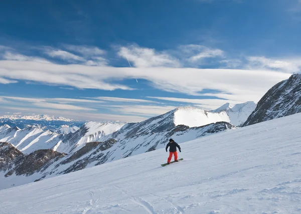 A woman is skiing at a ski resort of Kaprun, Kitzsteinhorn glaci — Stock Photo, Image